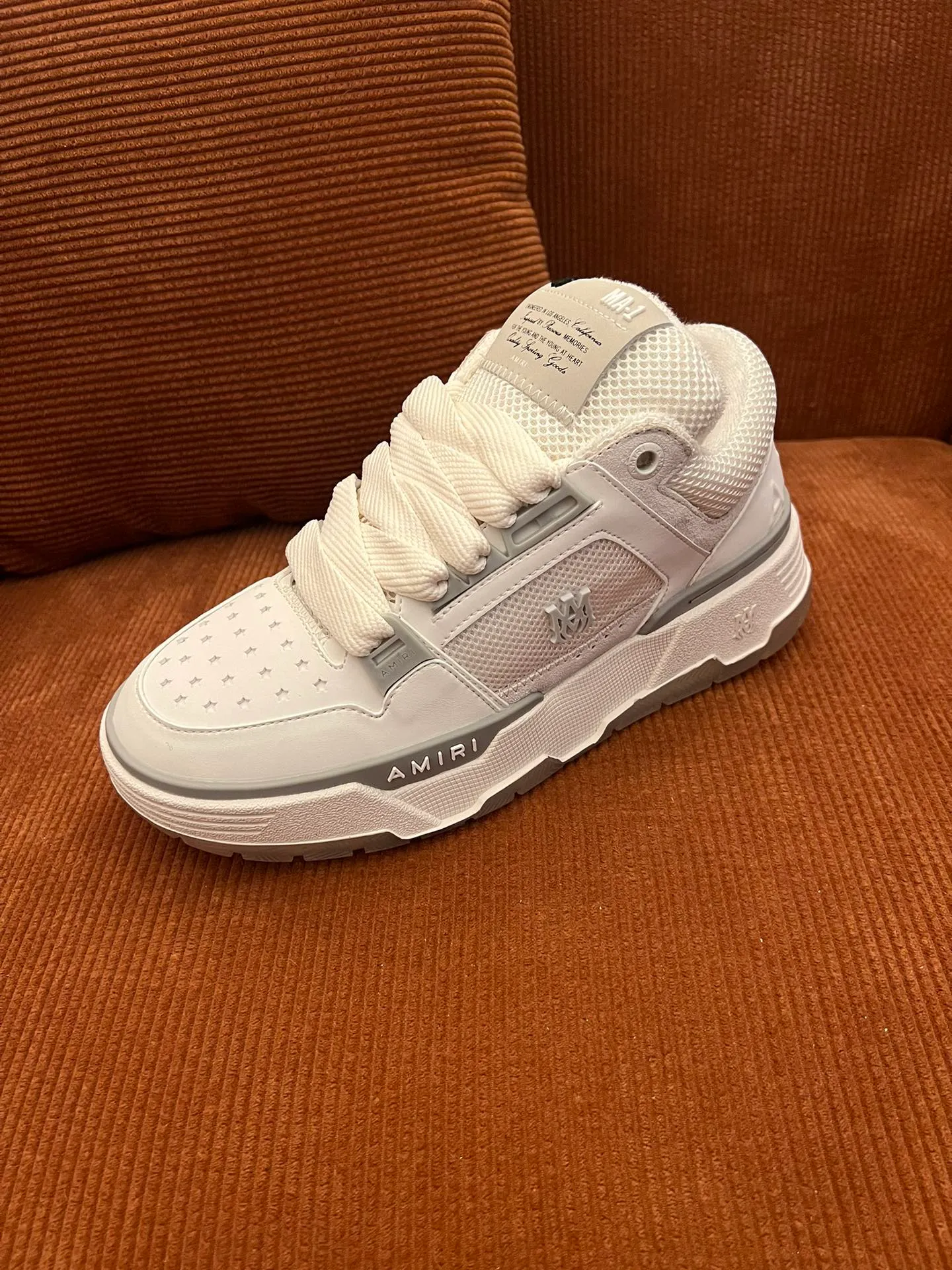 p620💰Men's shoes Amiri Emile's 2023 spring and summer new MA-1 bread shoes, couple models, casual sports shoes, sneakers Amiri gave up the rock punk style in the new season and used a large number of unsaturated colors, Morandi tones, whether you see or wear them, it will make people very happy. The large tongue of the bread shoes continues, shortens the length of the shoe body, thickens the midsole, and the toe part is more rounded. Amiri's brand letters and MA logo appear on the side of the shoe. Fabric: Original customized imported first-layer cowhide + mesh. Lining: Original customized breathable towel lining. Outsole. Foam combination material. Bottom thickness: 4CM. Size: Men's 39-45